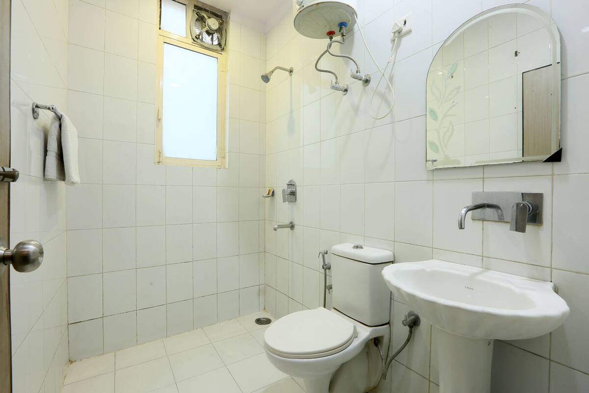 Shower, rainfall showerhead, free toiletries, bathrobes