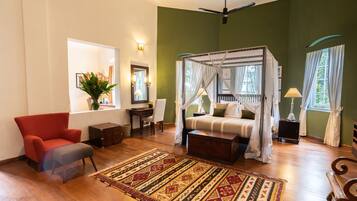 Minibar, escritorio y espacio para trabajar con laptop