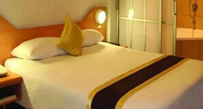 Superior Deluxe Room | In-room safe, iron/ironing board, rollaway beds, WiFi - Peninsula International Hotel (Suva)
