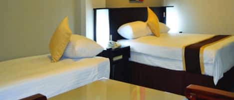 豪華客房 | 房內夾萬、熨斗/熨衫板、摺床/加床 (收費)、Wi-Fi (收費)