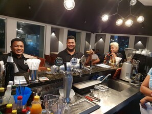 2 bares, bar junto a la piscina