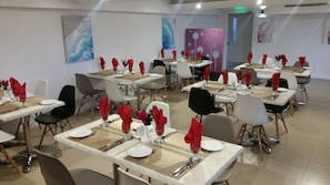 Petit déjeuner, déjeuner, dîner et brunch servis sur place