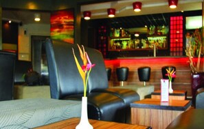 2 bares, bar junto a la piscina