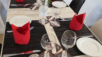 Serveert ontbijt, lunch, diner, lokale gerechten, tuinzicht