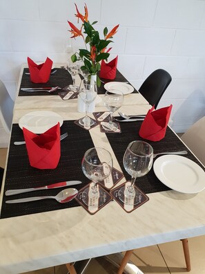 供應早餐、午餐、晚餐；本地菜；園景