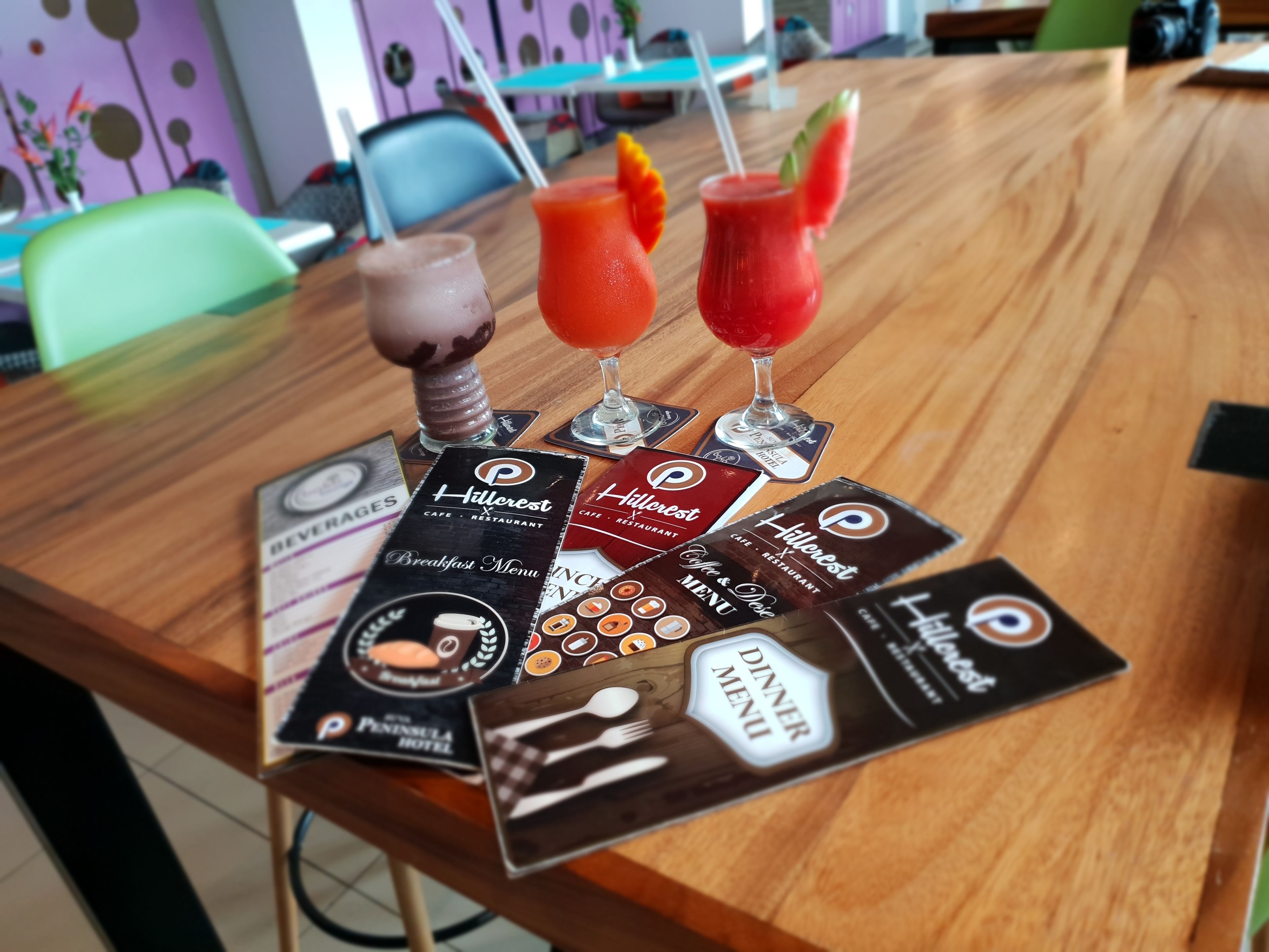 Ein Holztisch mit Frühstücks- und Abendmenü vom Hillcrest Cafe & Restaurant.