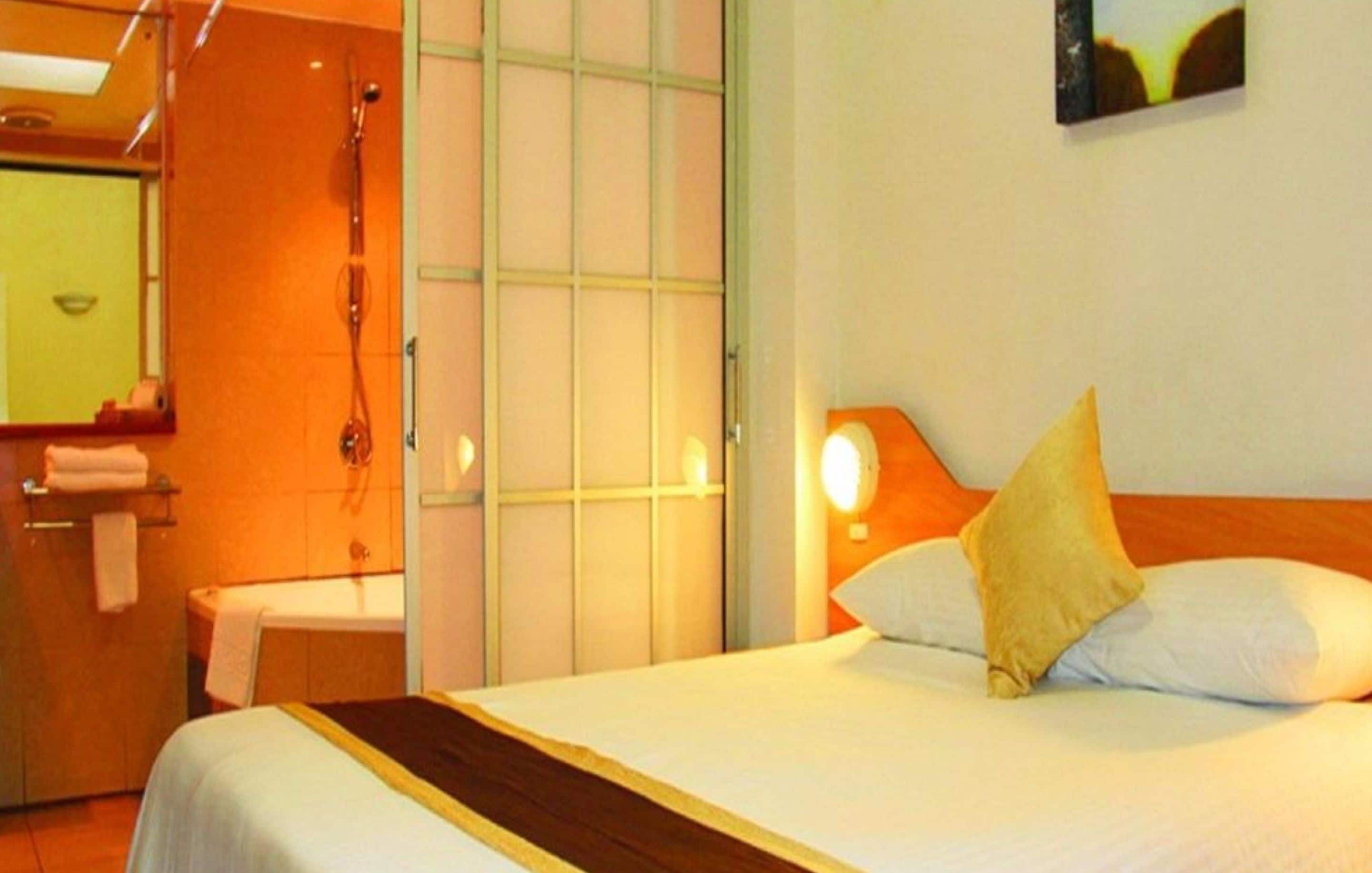 Caja de seguridad en la habitación y tabla de planchar con plancha 