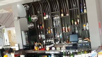 2 bares/lounges, bar ao lado da piscina