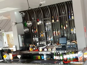 2 bars/lounges, poolside bar - Peninsula International Hotel (Suva)