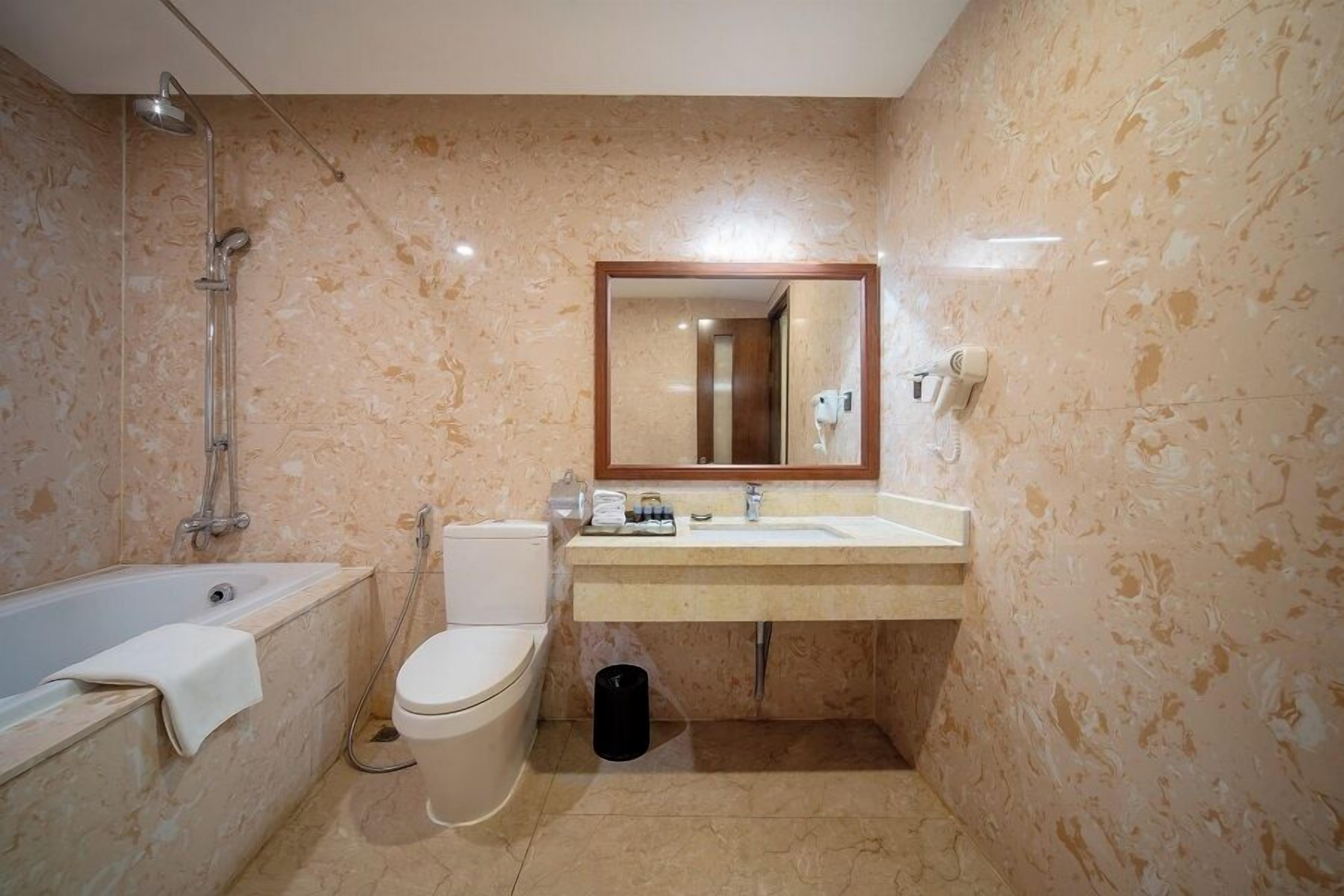 family deluxe room | bathroom | combined shower/bathtub, hydromassage showerhead, free toiletries