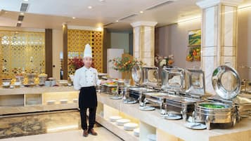 Se sirven desayunos, almuerzos y cenas; cocina internacional