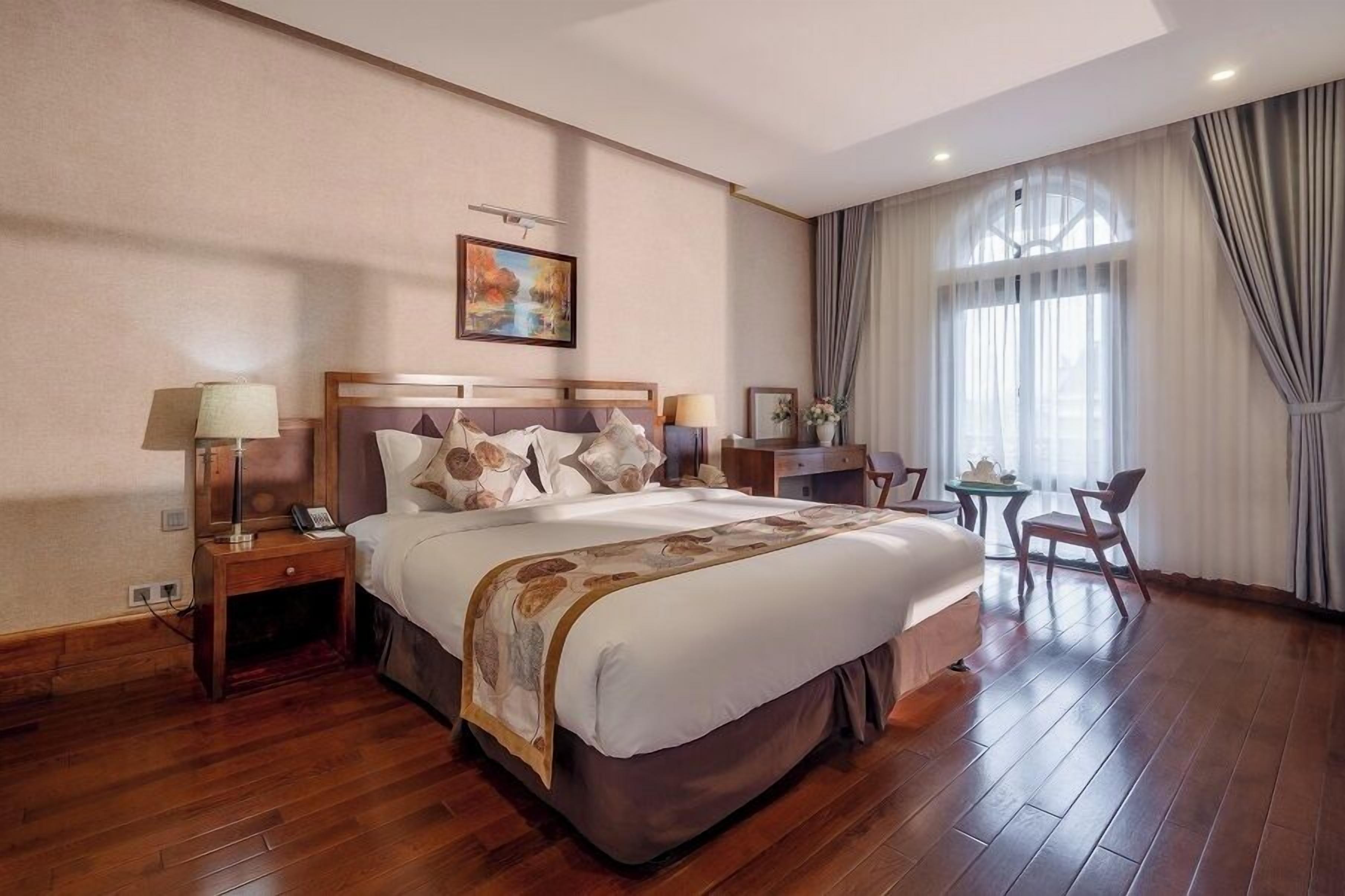 grand suite, city view | minibar, in-room safe, desk, iron/ironing board