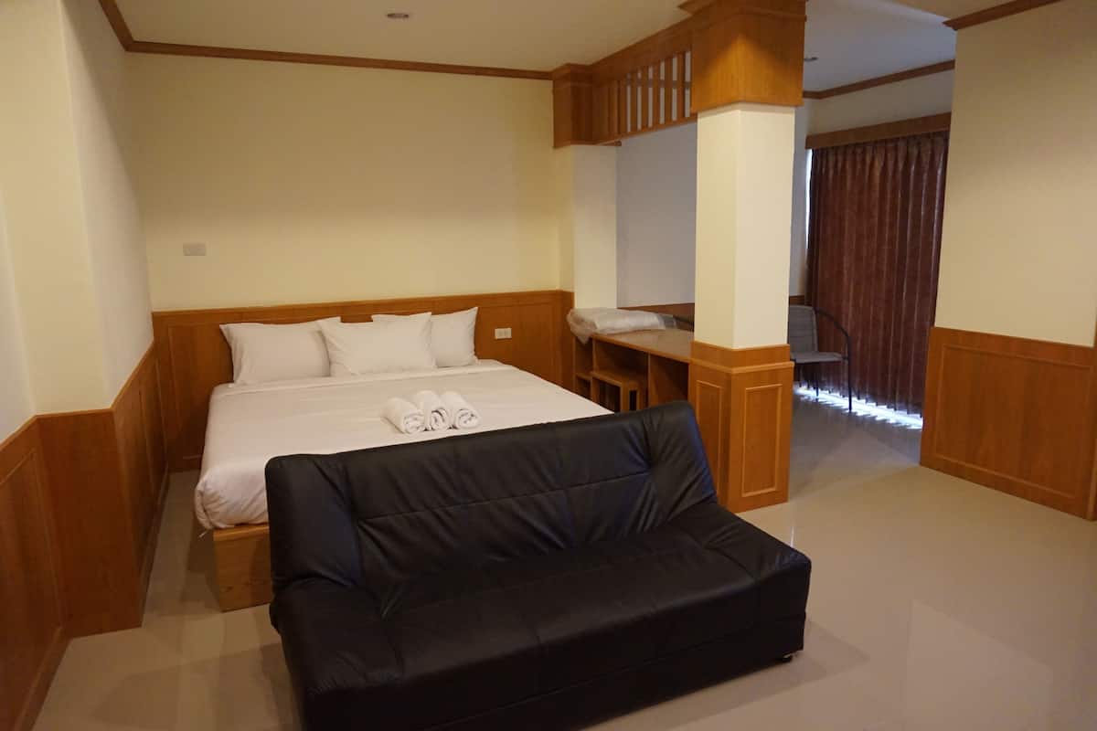 deluxe double room | desk, free wifi