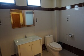 Habitación Deluxe doble | Baño | Ducha, artículos de higiene personal gratuitos y toallas