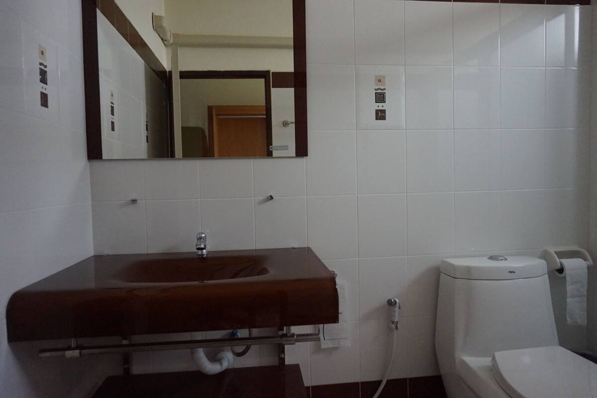 superior twin room | bathroom | shower, free toiletries, towels