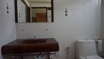 Quarto duplo superior | Banheiro | Chuveiro, produtos de toalete grátis, toalhas de banho