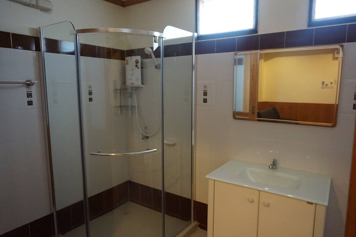 deluxe double room | bathroom | shower, free toiletries, towels