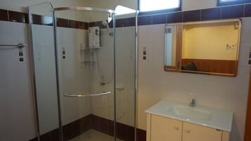 Deluxe Double Room | Bathroom | Shower, free toiletries, towels