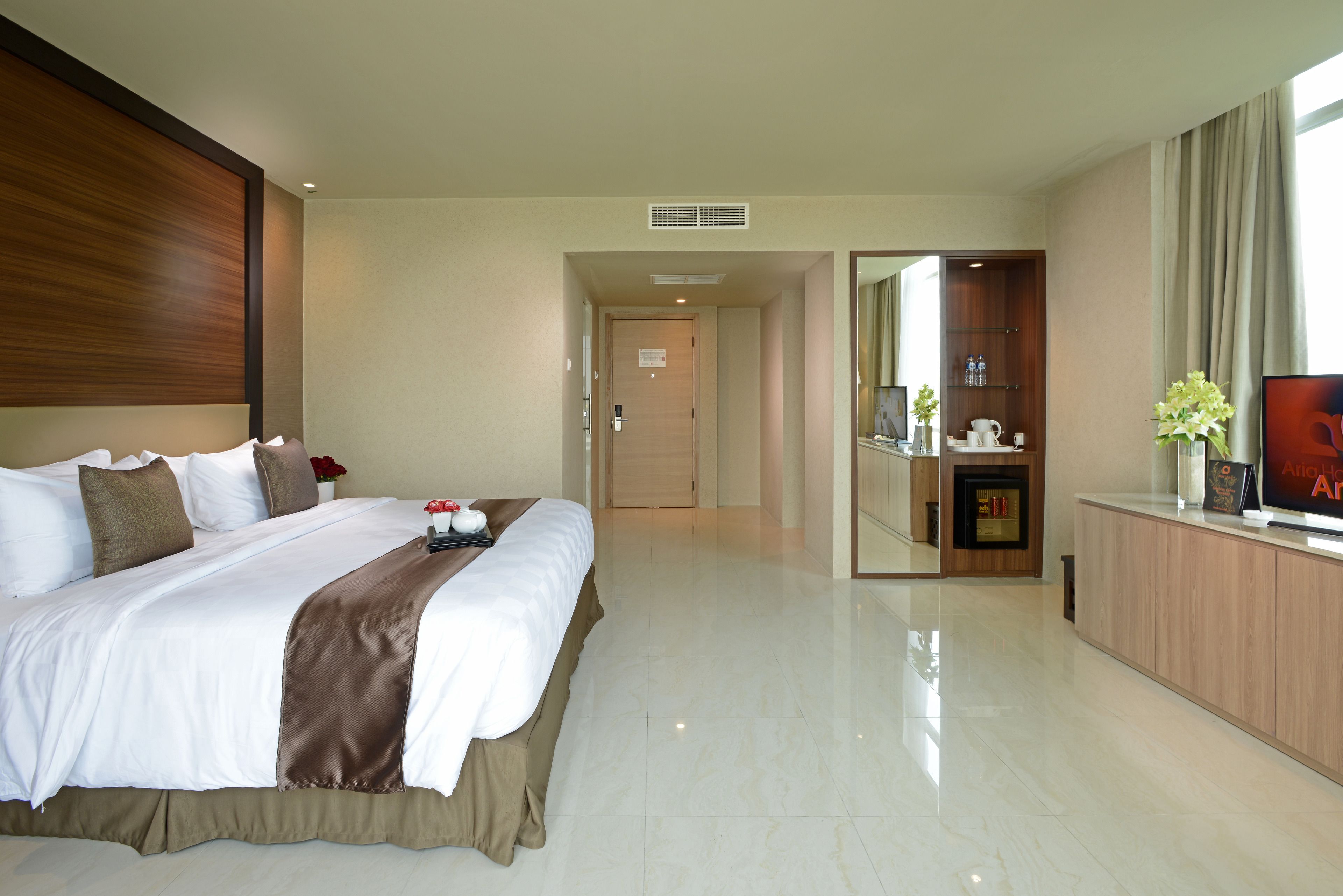 executive room | premium bedding, minibar, in-room safe, desk