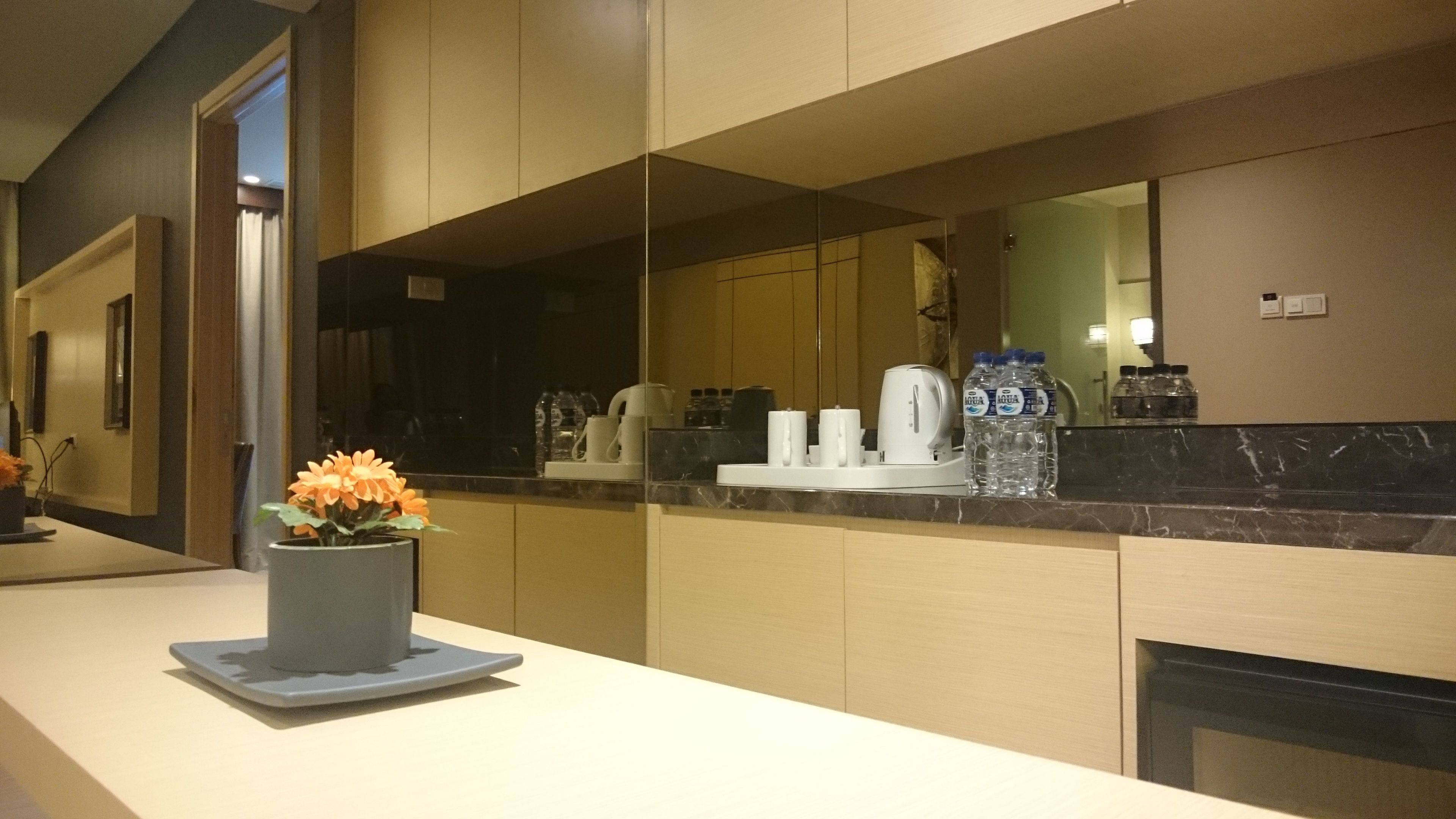 suite | in-room dining