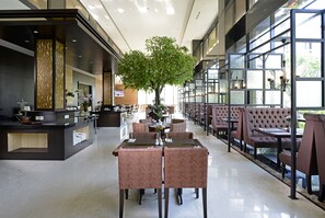 Café da manhã, almoço e jantar; culinária internacional