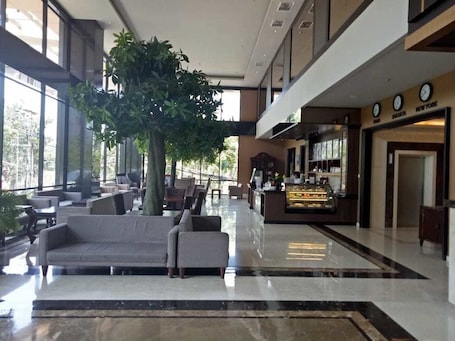 Lobby lounge