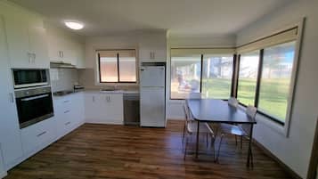 Cabaña familiar, 2 habitaciones, vista a la playa, frente al océano (4 Berth Beachfront) | Cocina privada | Refrigerador con congelador, microondas y parrilla de estufa