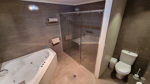7 Berth Spa Unit | Bathroom | Shower, free toiletries, hair dryer, towels - Wallaroo Holiday Park (Wallaroo)