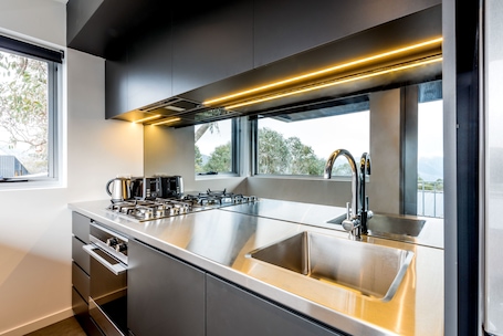 2 Bedroom 4 Share - King beds | Private kitchen. Elk at Falls