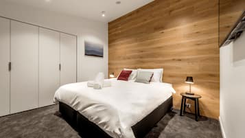 6 Share 3 Bedrooms (2 King and 1 Bunk) | Premium bedding, pillow-top beds, individually decorated