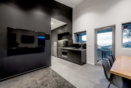 ์ํํธ, ์นจ์ค 2๊ฐ (6 Share 2 Bedroom) | ๊ฑฐ์ค ๊ณต๊ฐ | ์ค๋งํธ TV, ๋ทํ๋ฆญ์ค