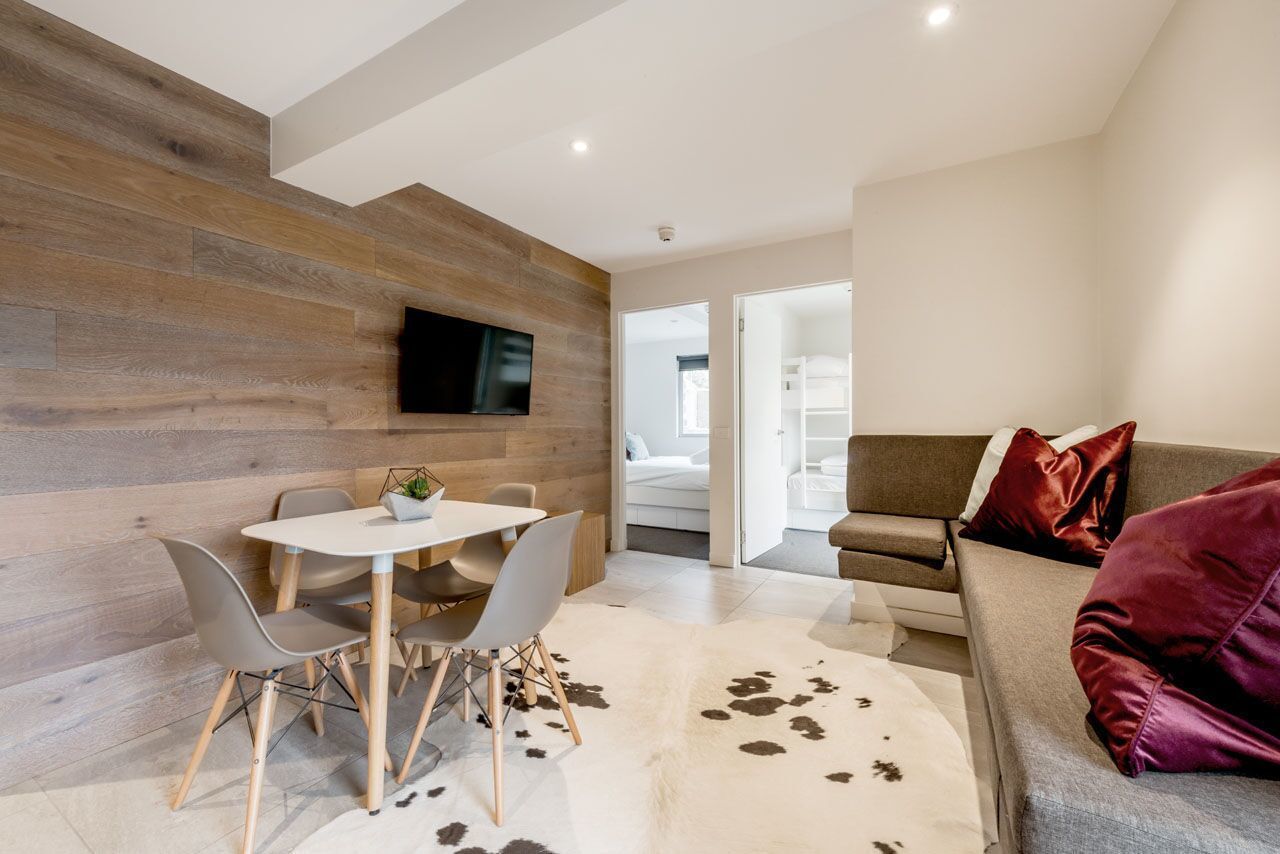 2 Bedroom 4 Share - Queen beds | Living area | Smart TV, Netflix