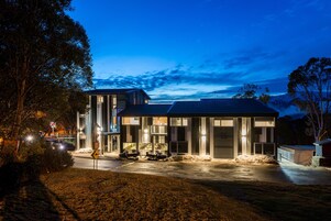 Fachada da propriedade à noite