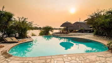 Außenpool, Sonnenschirme, Liegestühle