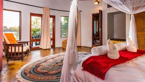 Un dormitorio con cama con dosel, un ventanal y vistas al exterior.