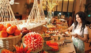 5 restaurants; breakfast, lunch and dinner served  - Impiana KLCC Club Tower (Kuala Lumpur)