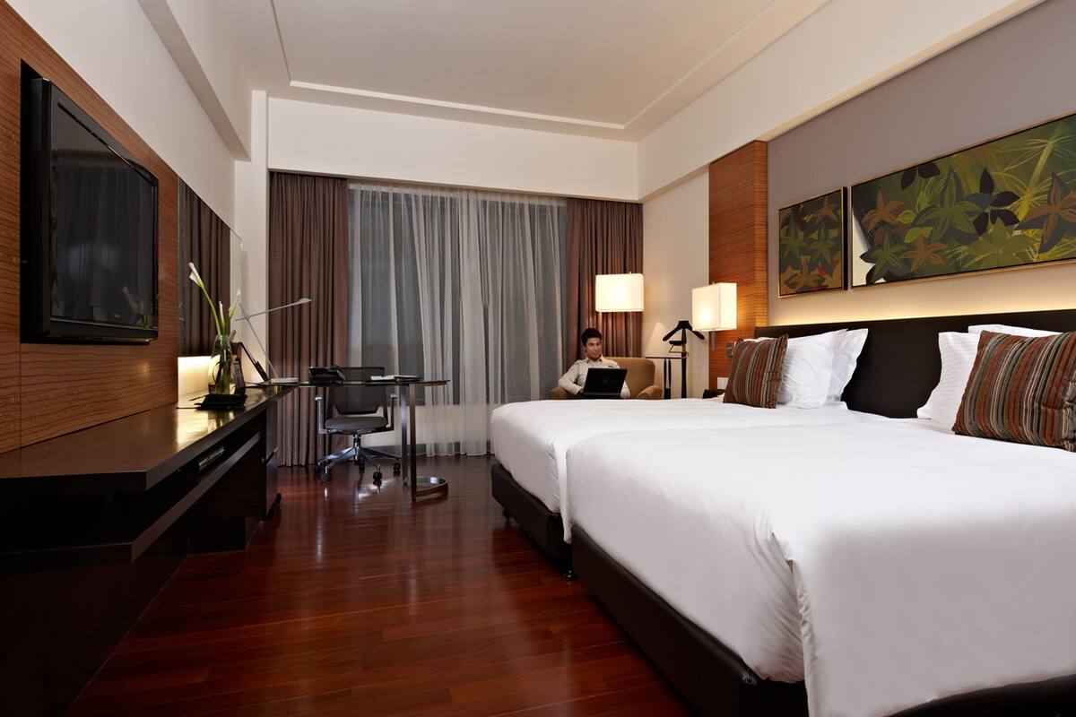 Minibar, in-room safe, desk, iron/ironing board