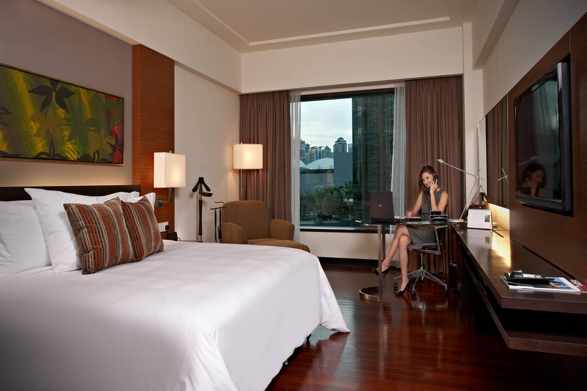 Minibar, in-room safe, desk, iron/ironing board