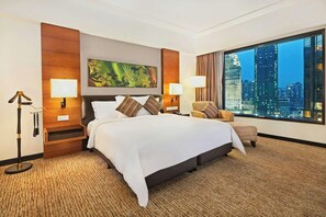Minibar, in-room safe, desk, iron/ironing board