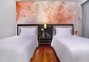 Minibar, in-room safe, desk, iron/ironing board - Impiana KLCC Club Tower (Kuala Lumpur)