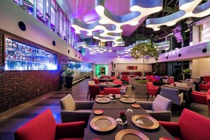5 restaurants, breakfast, lunch, dinner served; international cuisine 
