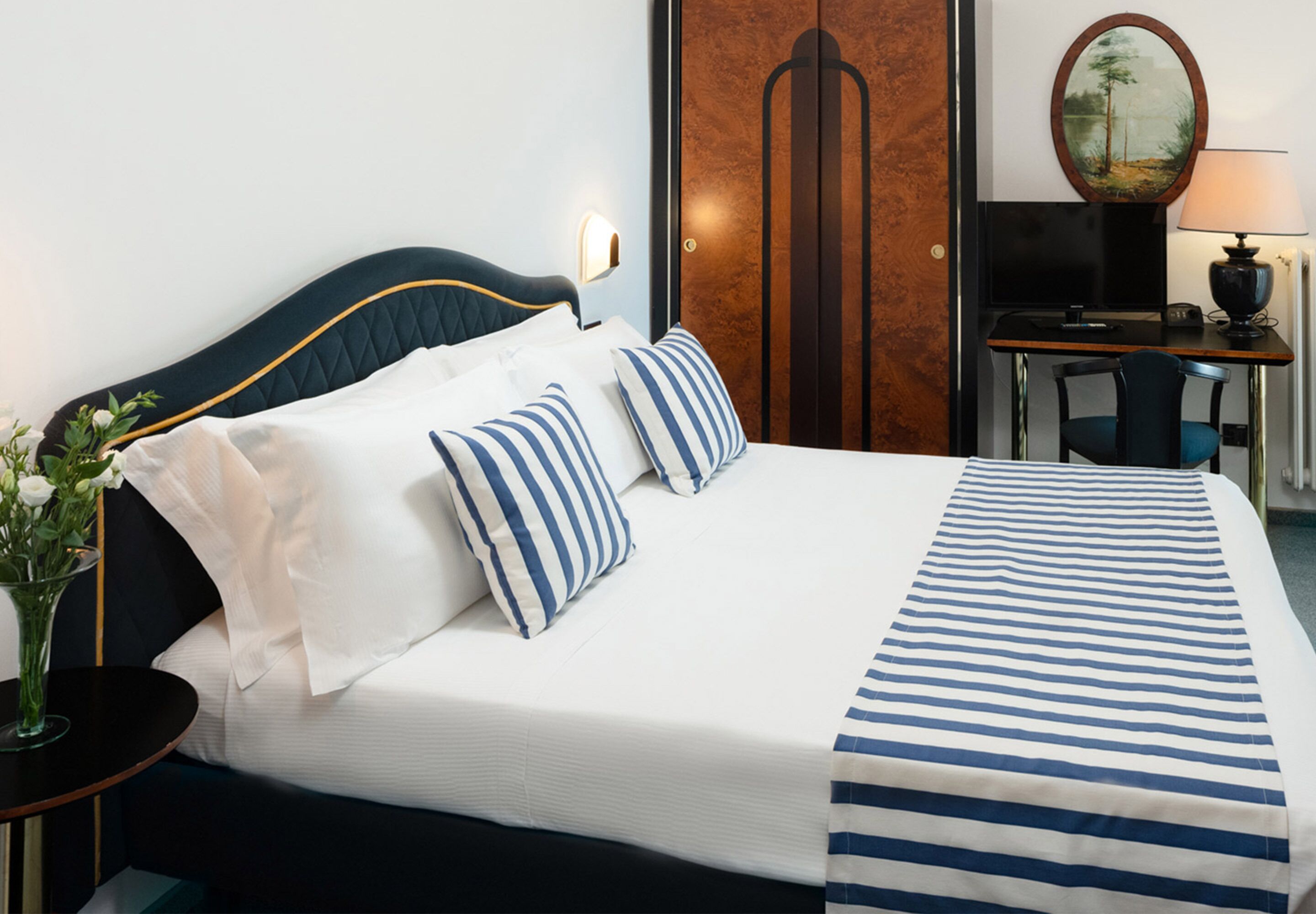 deluxe double or twin room, sea view | 1 bedroom, minibar, in-room safe, desk