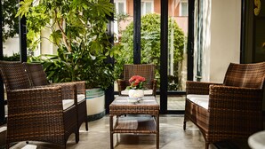 Lobby-lounge