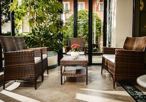 Lobby lounge