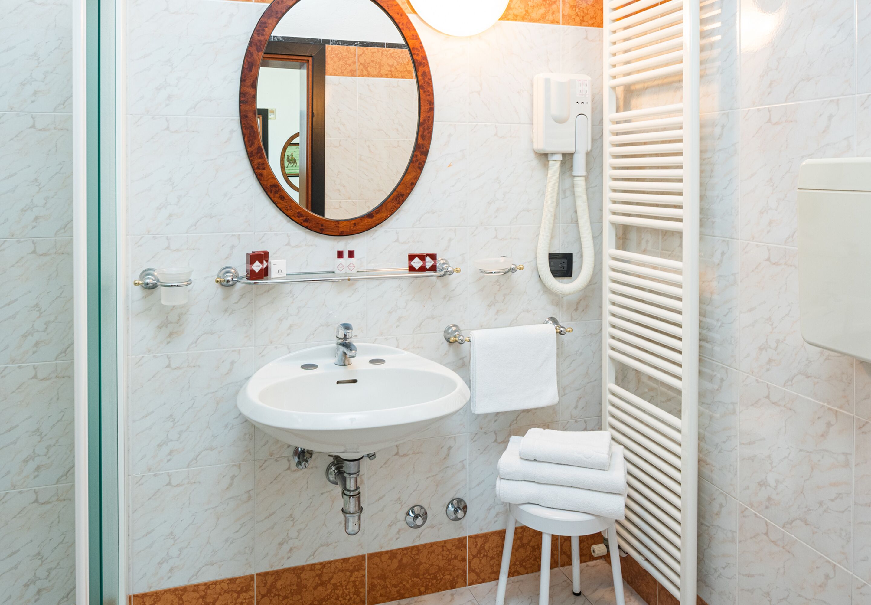 deluxe double or twin room, sea view | bathroom | shower, free toiletries, hair dryer, bidet