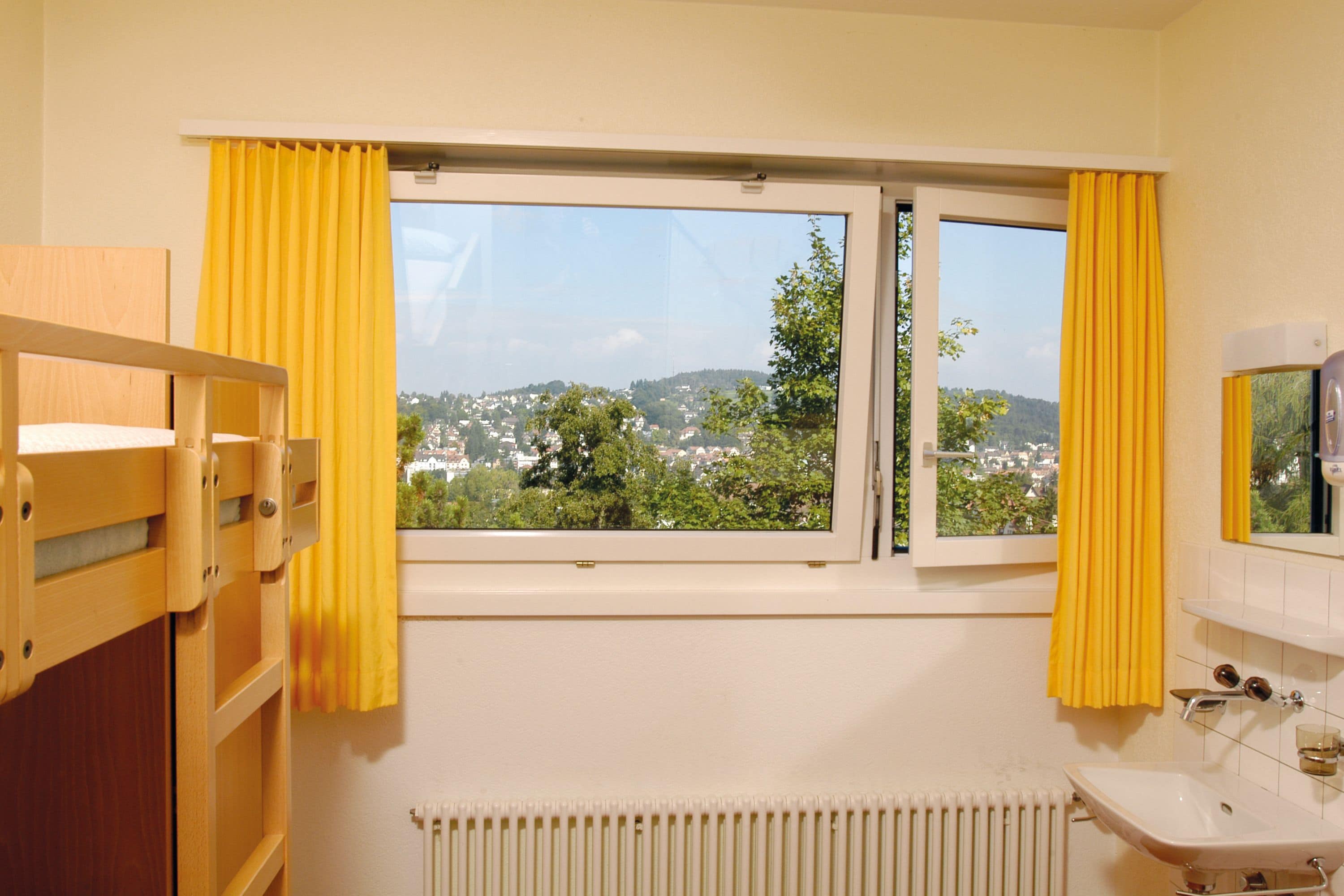 مكتب ومكواة/لوح كي وملاءات أسرّة