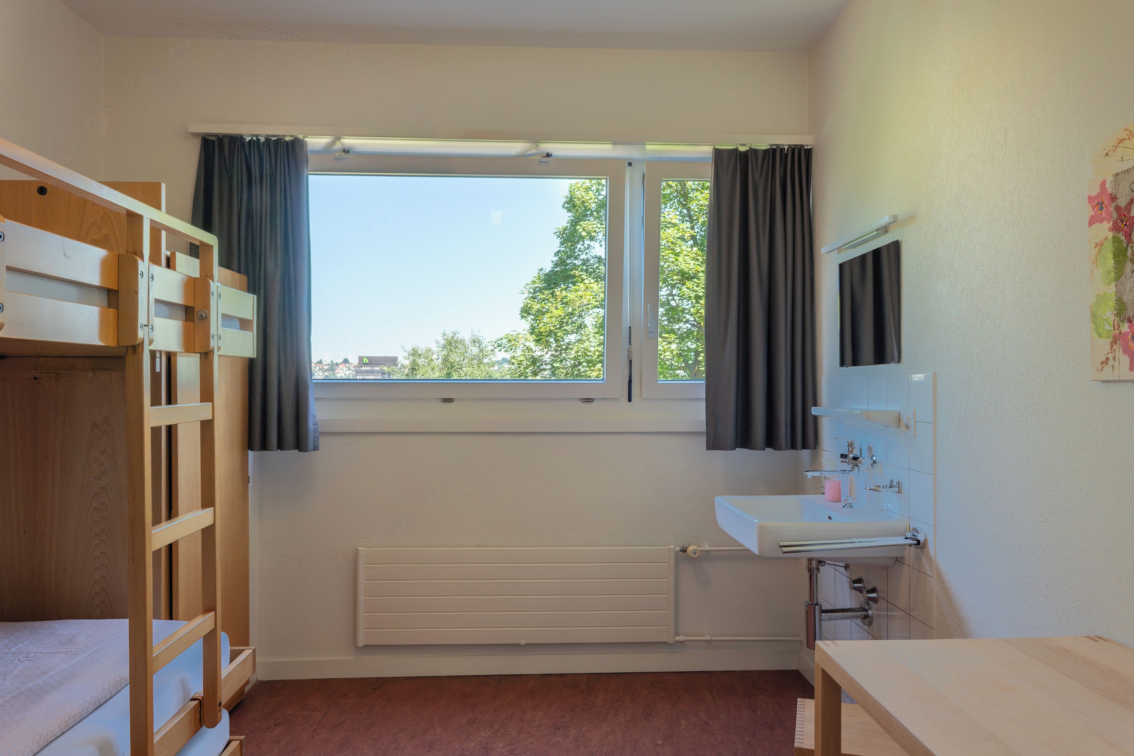 办  公桌、熨斗/熨板、床单