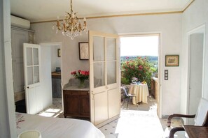 Superior-Suite, 2 Schlafzimmer, Terrasse, Stadtblick | Hochwertige Bettwaren, Schreibtisch, schallisolierte Zimmer, Babybetten