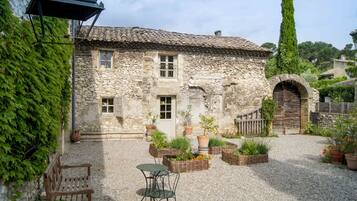 Traditional Cottage, 2 Bedrooms, Kitchenette, Garden View | Terrace/patio