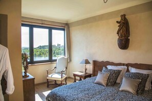 Panoramic Suite, 1 Bedroom, Balcony, City View | Premium bedding, desk, soundproofing, cribs/infant beds - Maison Orsini (Villeneuve-les-Avignon)